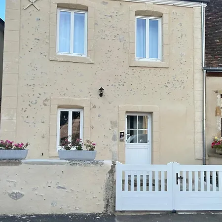 En Sarthe Avec Sauna Et Jacuzzi Сasa de vacaciones *